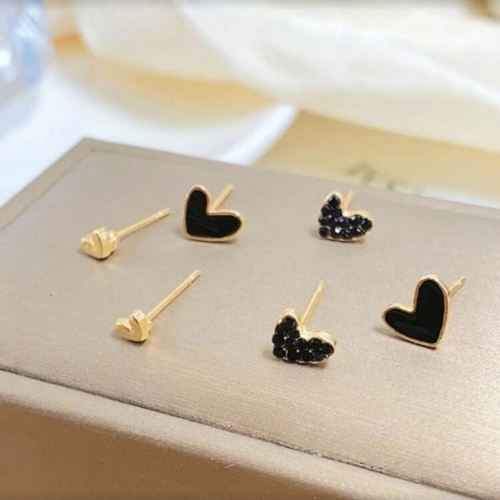 ✨NEW Elegant Gold and Black Heart Mini Stud Hypoallergenic Earrings Set